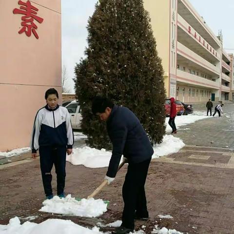 不畏严寒清扫积雪师生方便行