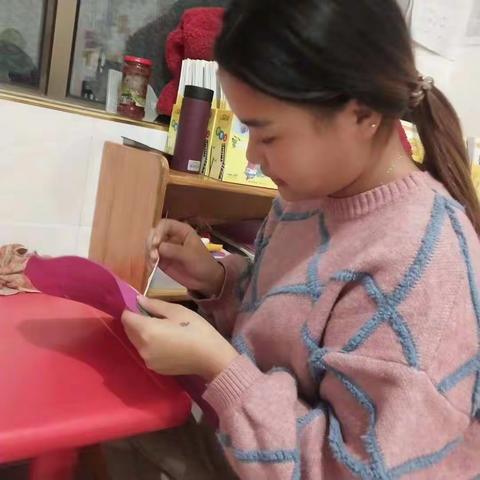 幼儿园里的老师个个都是心灵手巧的！为了给孩子们有趣的幼儿园生活，施展出自己的才华，给美女老师们点赞👛