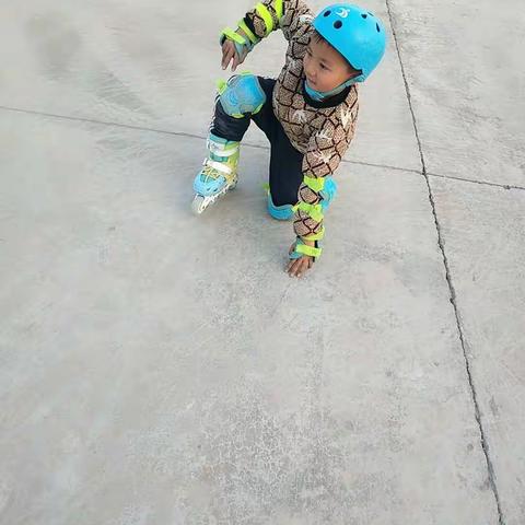 成长，是一场破茧成蝶的修行跌倒，起立再跌倒，再起立一次次的磨练，见证缓慢的成长[机智]