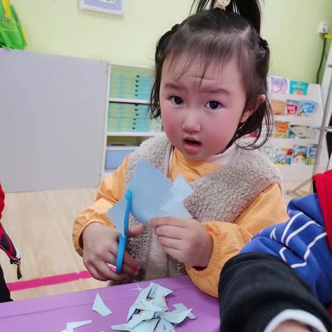 秦都陈杨新界幼儿园小小班班—学习剪纸的我们❤️