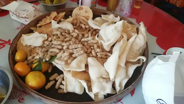 粑粑干、花生、油炸豆饼、桔子。