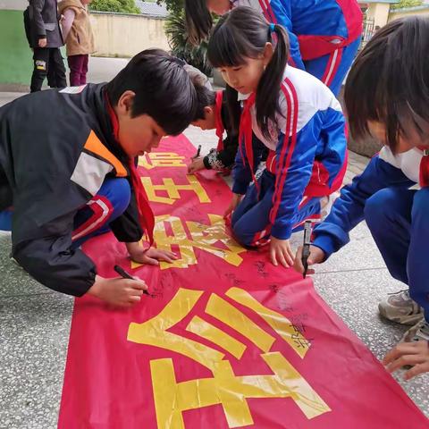 龙山小学开展“珍爱生命、预防溺水”签名活动