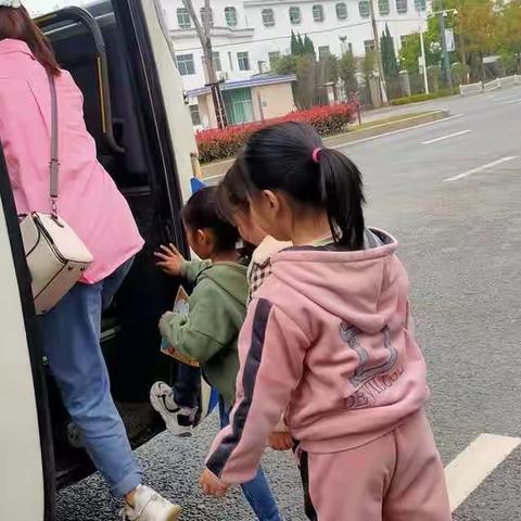 幼儿园为3月份过生日[蛋糕]的孩子们举办了一次与众不同的生日派！这次生日会小朋友们玩得非常的开心