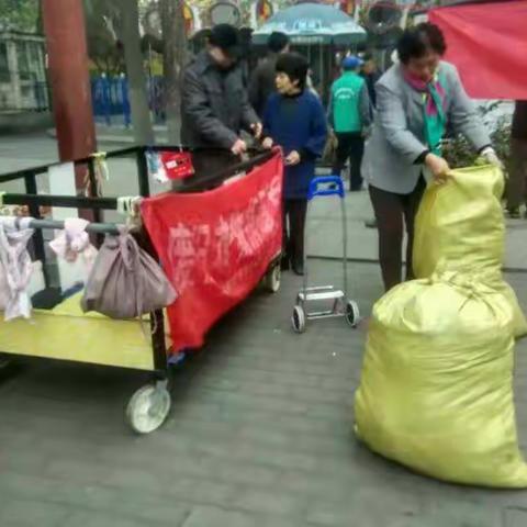    红晚霞志愿者11月12日将最近以来在莲湖公园回收的废旧衣物468公斤上缴！这是今年的第十次！