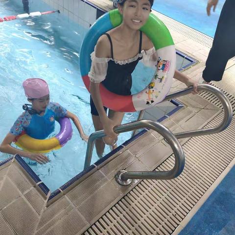 游泳作为一种基本的生存技能和喜闻乐见的运动方式，掌握游泳技能对于预防青少年溺水事故发生