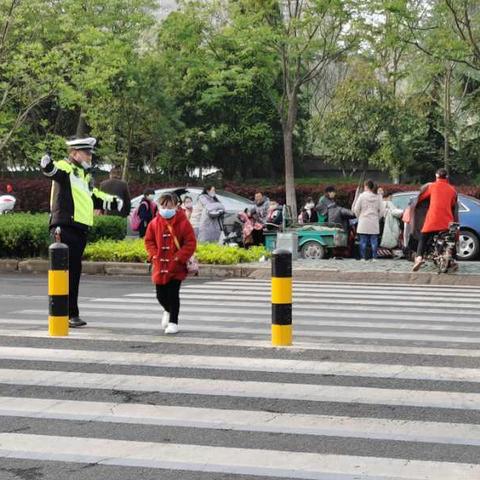 护学民警——北京西路上的暖心风景