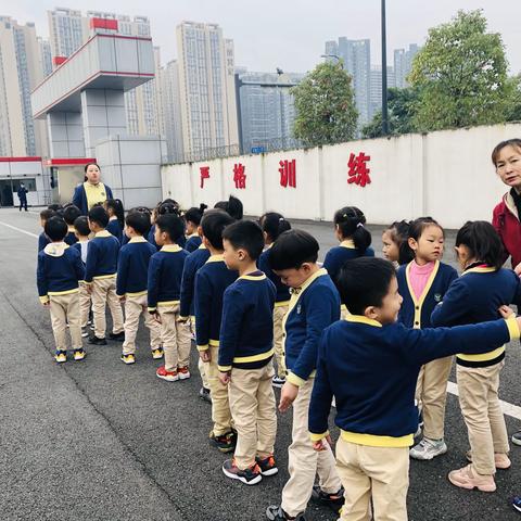 奇妙探索---会龙伟才幼儿园大班幼儿参观消防站活动