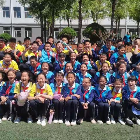 漫步世界名著花园——记海勃湾区第八小学六年级四班寒假读书活动