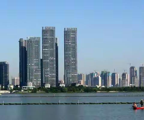 “人与自然和谐共生，美丽河湖 共护共享’’是今年武汉的环境日主题，通过镜头可以看到，武汉的天更蓝了水更清了。