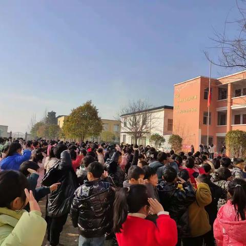 安平镇铁关中心小学 开展“爱心传递 情暖校园”的活动