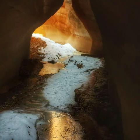 春风不度志丹县，猫巷峡谷冰雪寒。