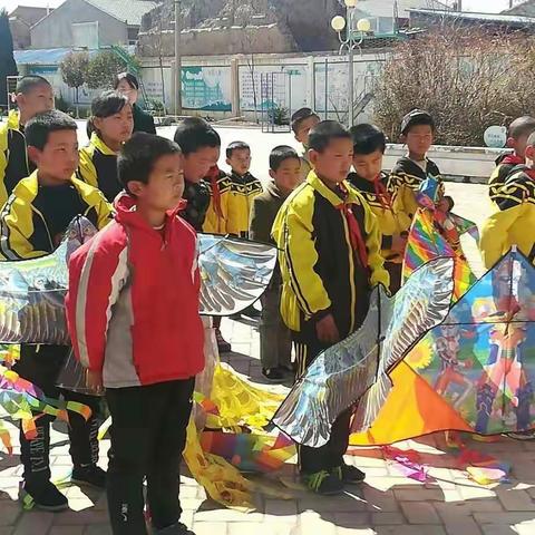 “筝舞蓝天，放飞梦想”——秦城小学风筝节