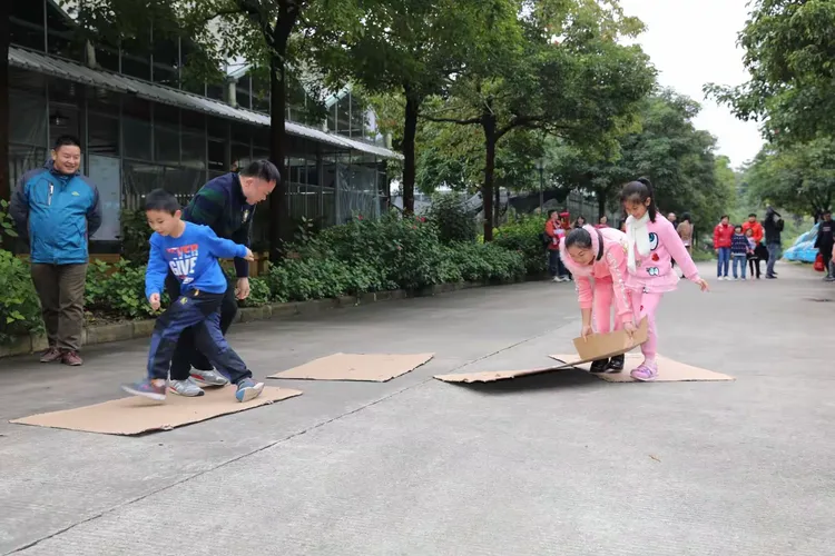 青秀山接力赛和搭桥过河比赛