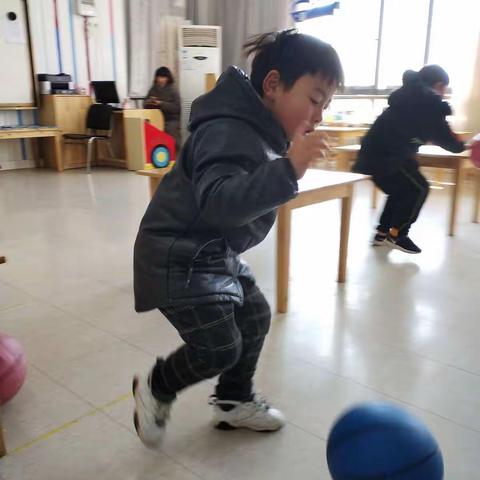 拍球小达人-记思思班拍球走比赛
