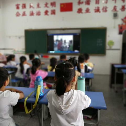 走进小学，感悟成长