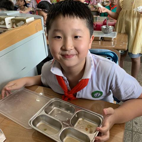 珍惜粮食光盘间，崇尚节约我争先