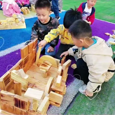 “小积木，大梦想”七小附幼大二班室外活动