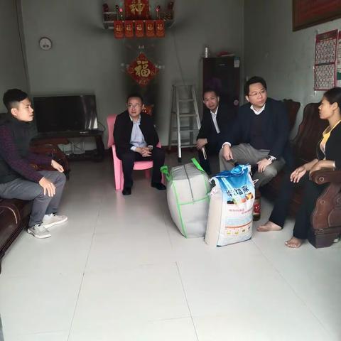 2022年2月24日，张贤良，县政府副县长，来到提蒙乡提蒙村委会，走访慰问困难群众，了解防寒御寒情况