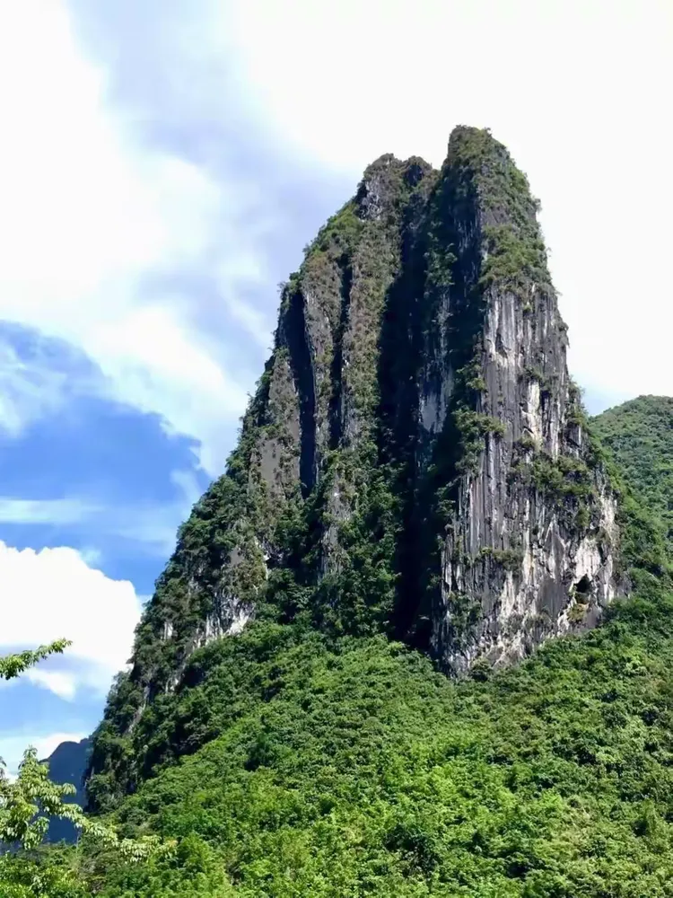 参天耸立的石柱就在美丽的小村旁。