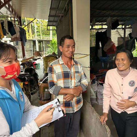 罗蓬村民生联络员与大社区社会工作者探访低保户