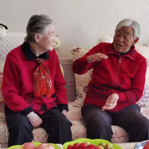 今年中秋节国庆节相逢。双节期间我的至亲相聚时不忘敬老，因为他们都是仁义礼智信，温良恭俭让的继承者传承人