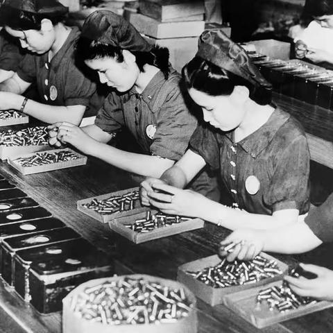 45张老照片回眸二战中的女性身影（英汉对照）