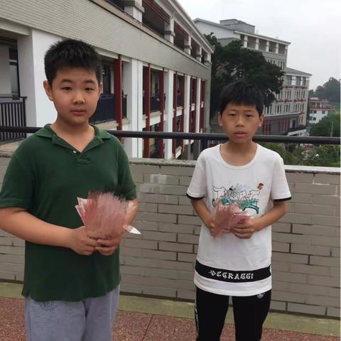 拾金不昧的好少年