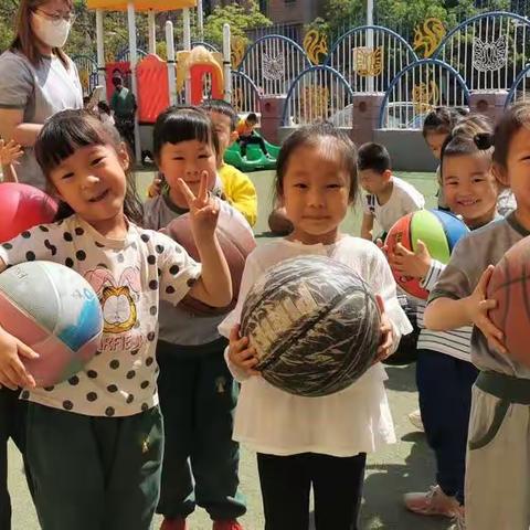 小橡树幼儿园彩虹🌈班篮球🏀练习中～～～