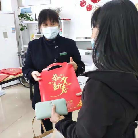 中国人寿防城港分公司开展“玉兔贺春  国寿送福”活动