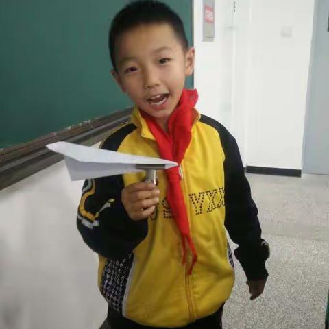 可爱宝贝们，纸飞机飞起来~fly!fly!fly!