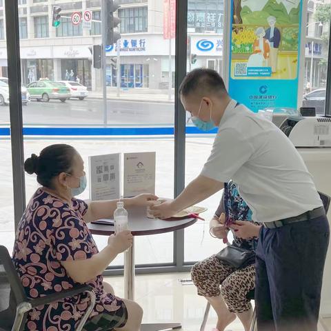 【建行成都铁道支行】沙湾支行注重细节服务 增强老年客户幸福感