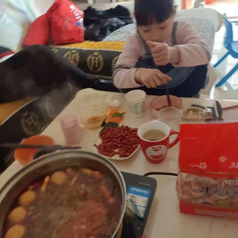 我是池阳小学二年级二夏庆玲班同学，我正在参加池阳小学“微实践做中学活，”祝新年快乐