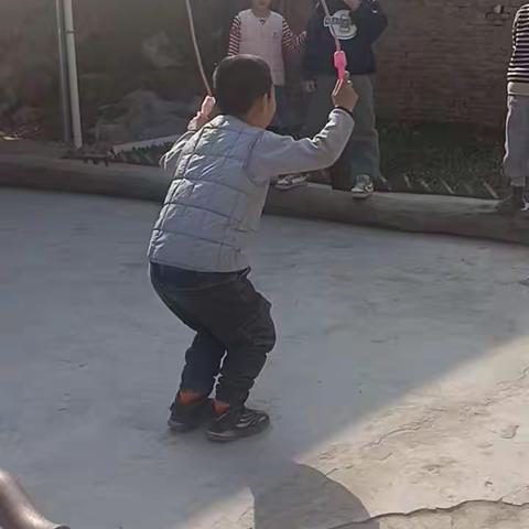 我是池阳小学二年级二班同学夏庆峰我正在参加池阳微实践做中学，之户外运动