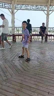 我是池阳小学二年级二班夏庆峰同学，我正在参加微实践作中学之三原县“第二届武术比赛活动”