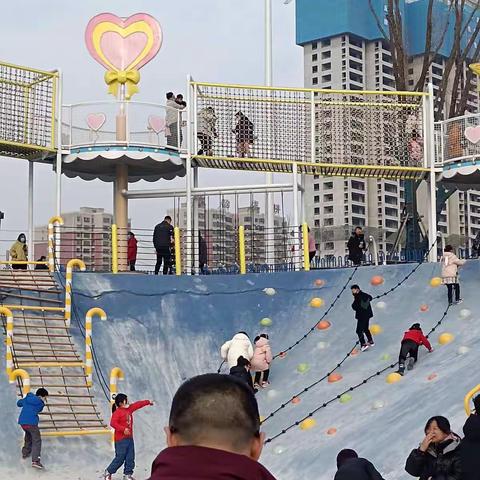 池阳小学二年级二班同学夏庆峰，我正在参加池阳小学微实践做中学之户外运动