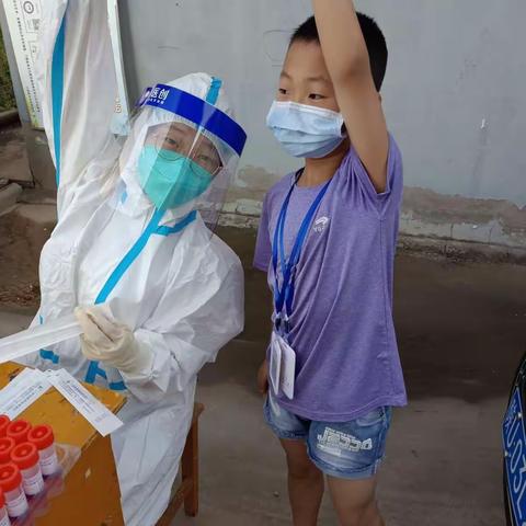 池阳小学二年级二班夏庆峰同学，我正在参加为实践活动之“公益小天使”