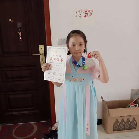 我是池阳小学二年级二班夏庆玲同学，我正在参加，为实践作中学“集体比赛活动”