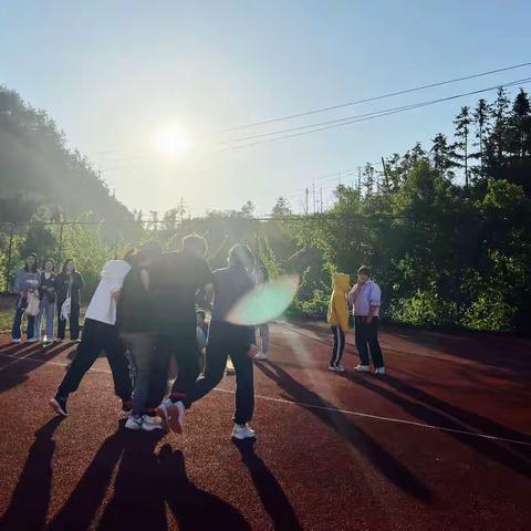 “快乐运动，开心工作”洪一学校教师趣味运动会
