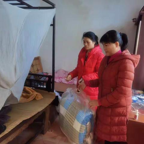 狮球居2022年2月23日两委班子入户走访低保户、脱贫户并做好防寒御寒慰问送温暖活动