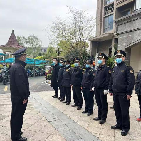逃生通道被侵占，洲头城管出动“蜘蛛人”拆除