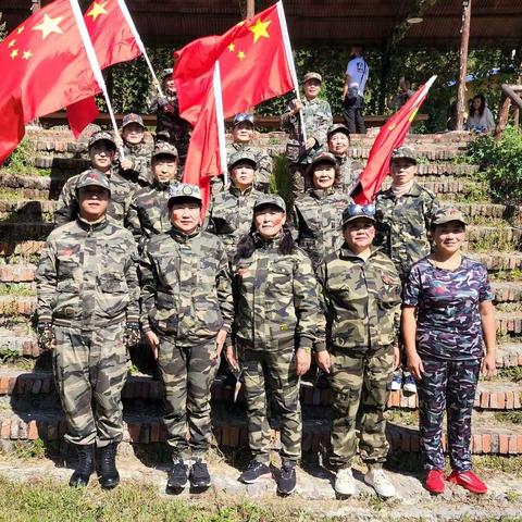 户外野战开心快乐群。野外训练留影。