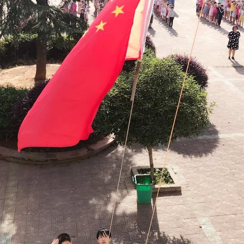 鲜艳的五星红旗迎风飘扬在长山中心小学的上空