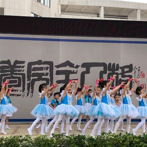 缤纷童年     快乐相伴     ——赣州市文清外国语学校一年级国旗下展示活动