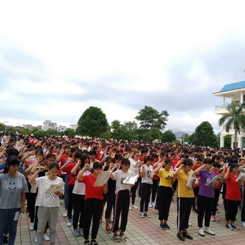 凝心聚力 精心备战 决胜高考--覃塘高中2019届高考备考工作有序进行