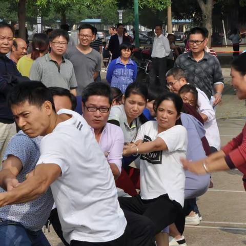覃塘高中2017年体育节教职工拔河比赛花絮