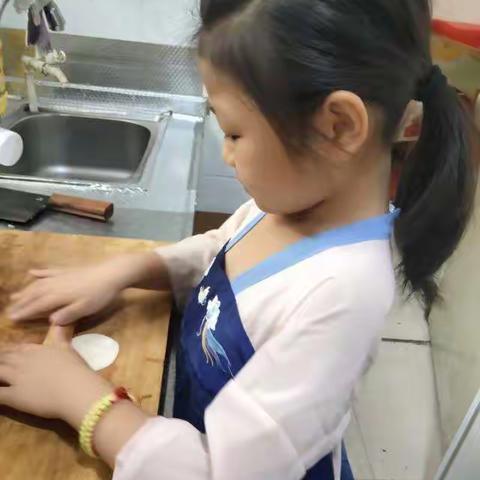 我是池阳小学一年级一班刘佳玉，我正在参加池阳小学“童心向党礼赞百年”主题微实践””“做一做”