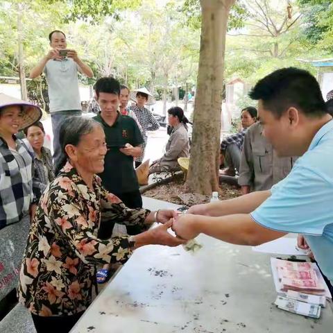 产业扶贫分红      助贫困户增收----万育农民花卉专业合作社为冲南村贫困户发放产业分红