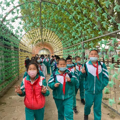 🇨🇳🇨🇳传承红色精神，体验民俗文化。五年级综合实践大课堂活动~走进河北民俗村