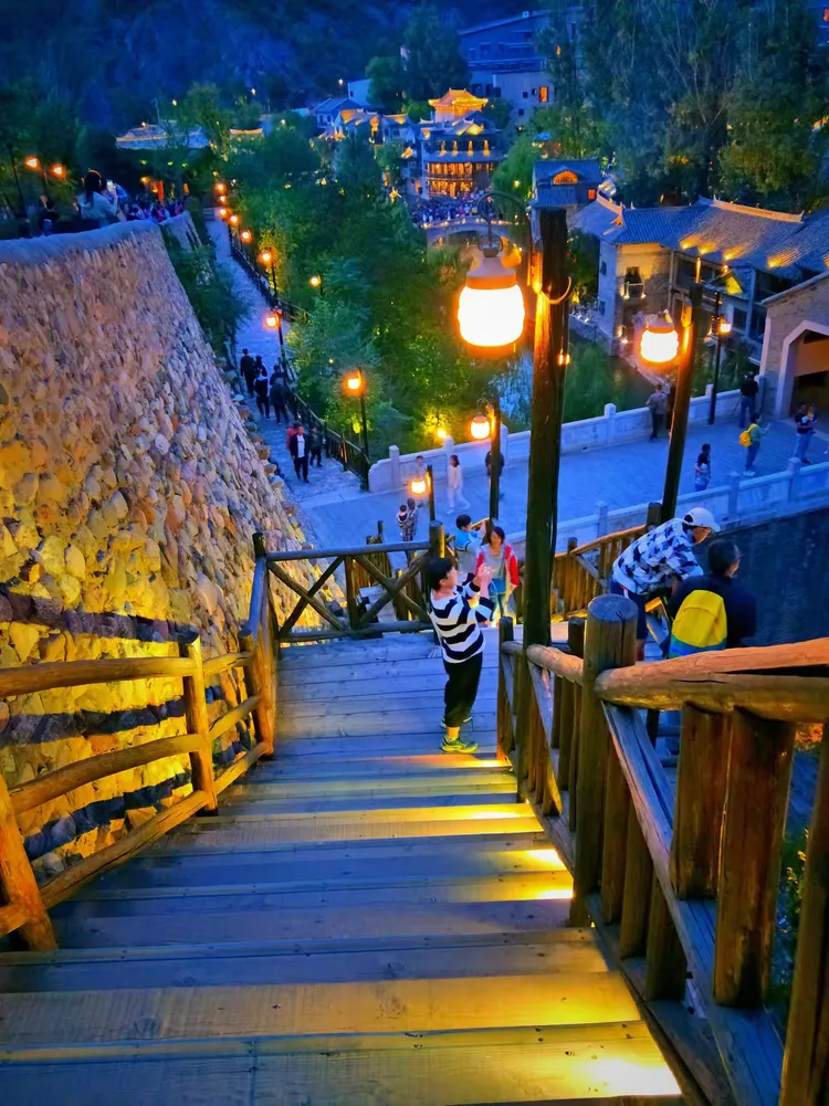 长城脚下绝美的星空小镇