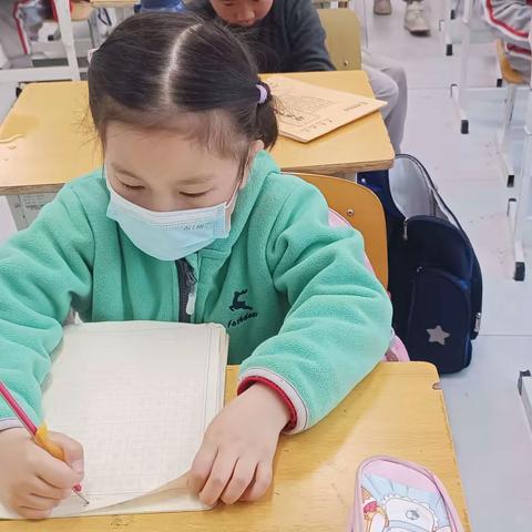 赤岭二（1）班第六次课。上课人数：25人。教学内容：右点及方文下义小等字。